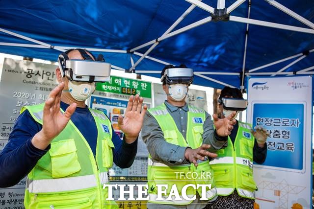 서울 공사현장에 '가상현실(VR) 안전교육'이 도입된다. 사진은 VR 안전교육 시연 모습. /서울시 제공