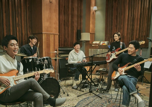 정경호와 유연석 김대명 전미도 조정석(왼쪽부터)은 '미도와 파라솔'이라는 밴드를 결성해 활약했다. /tvN 제공