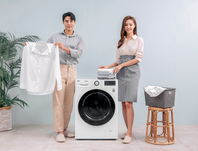 LG전자 모델들이 12kg 용량 LG 트롬 세탁기 씽큐를 소개하고 있다. /LG전자 제공