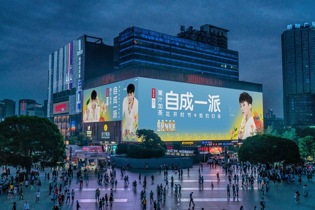중국 전역의 대형 스크린과 옥외광고에 지드래곤의 광고가 나오고 있다. /YG엔터 제공
