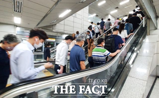 지난해 11월부터 야간 통행량 감축을 했던 서울지하철이 4월 1일부터 감축운행을 점차 해제한다. /이효균 기자