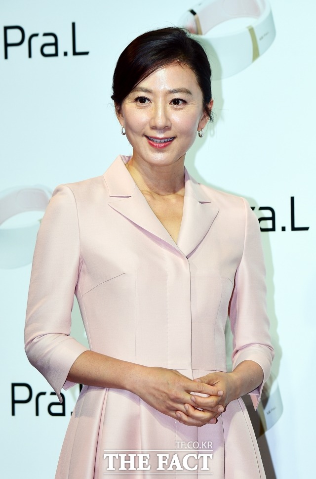 배우 김희애가 디스커버리·SKY채널의 '잠적'으로 첫 단독 리얼리티 프로그램에 도전한다. /더팩트 DB