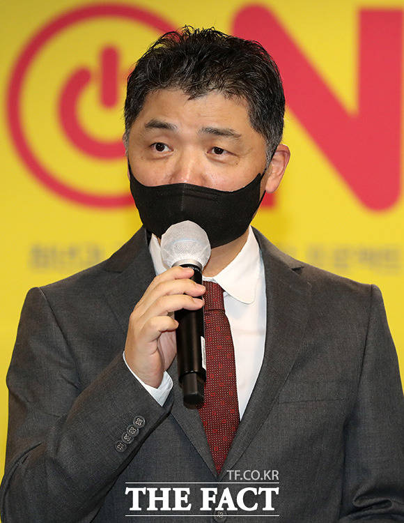 김범수 카카오 이사회 의장(사진)이 의장직에서 물러나고 글로벌 사업에 직접 뛰어든다. /더팩트 DB