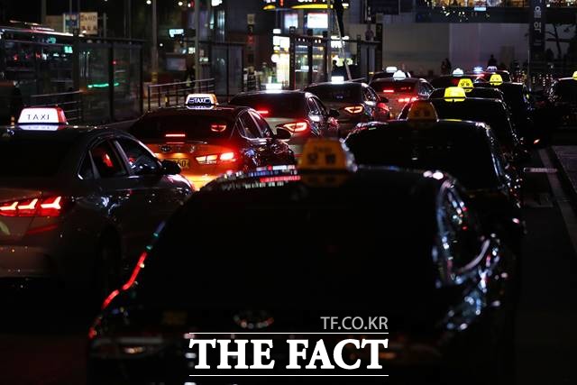 사회적거리두기 해제 첫날, 서울에서 심야시간 택시 이용승객이 2배 증가한 것으로 나타났다. 5일 밤 서울 중구 서울역 앞 택시승강장에서 택시들이 손님을 기다리고 있다. /뉴시스