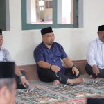 Pj Bupati Aceh Besar Iswanto saat bertakziah ke kediaman Almarhum Waled Husaini Seulimeum. | Foto: Ist