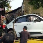 Porsche Sikut Avanza dan Tiang Listrik Lalu Nemplok di Tembok Kantor Polisi