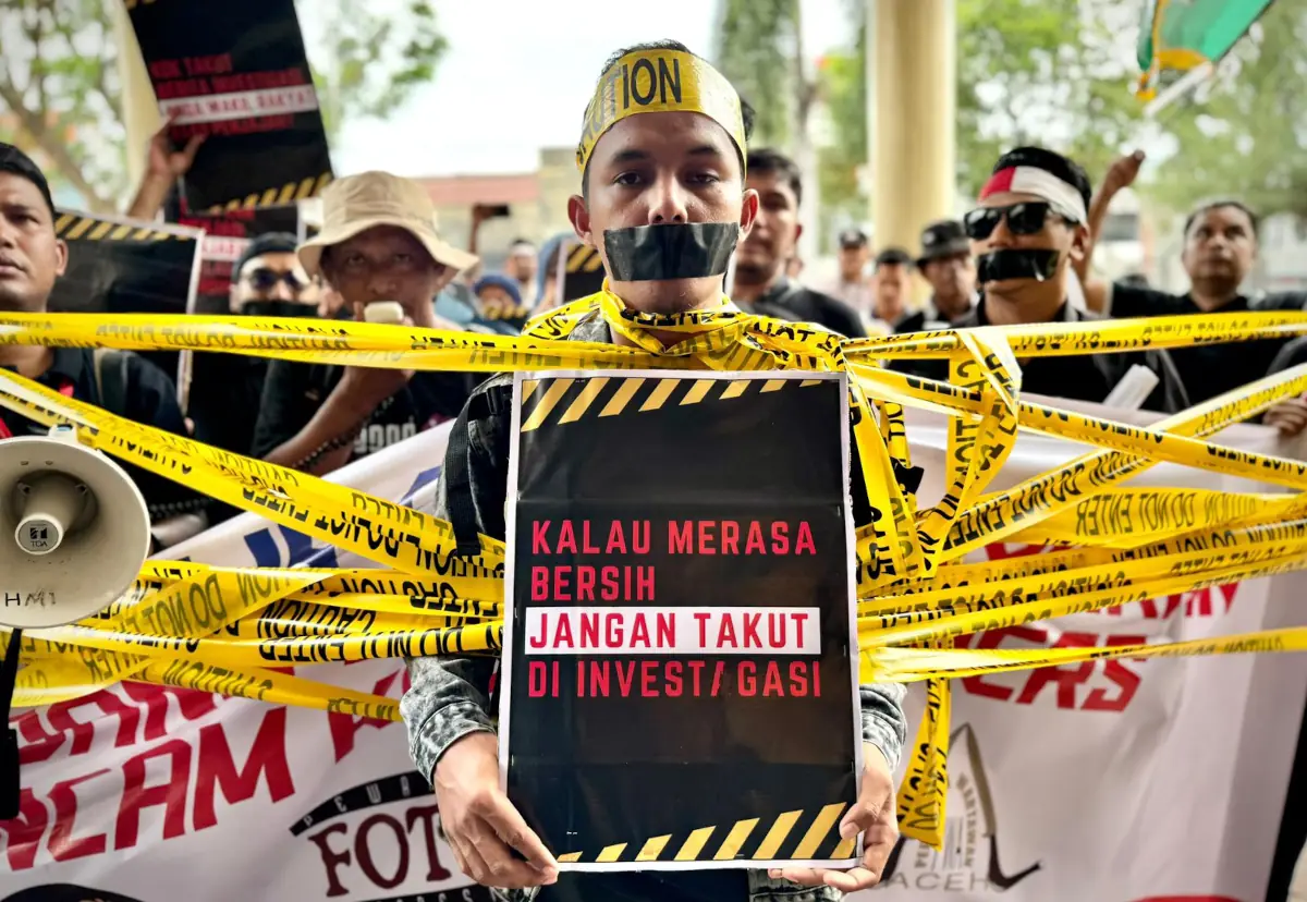 Jurnalis wilayah kerja Pase (Lhokseumawe dan Aceh Utara) dari lintas organisasi profesi menggelar aksi penolakan revisi Undang Undang Penyiaran yang tengah digodok di DPR RI, Jumat, 31 Mei 2024.