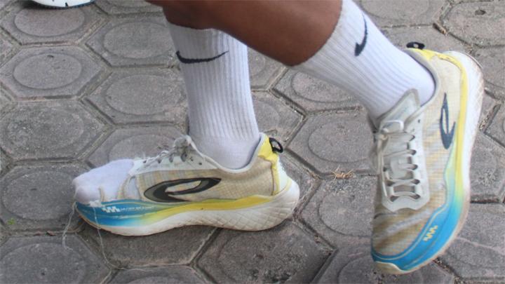 Sepatu koyak yang dikenakan Ayat Suci. Foto: Polda Aceh