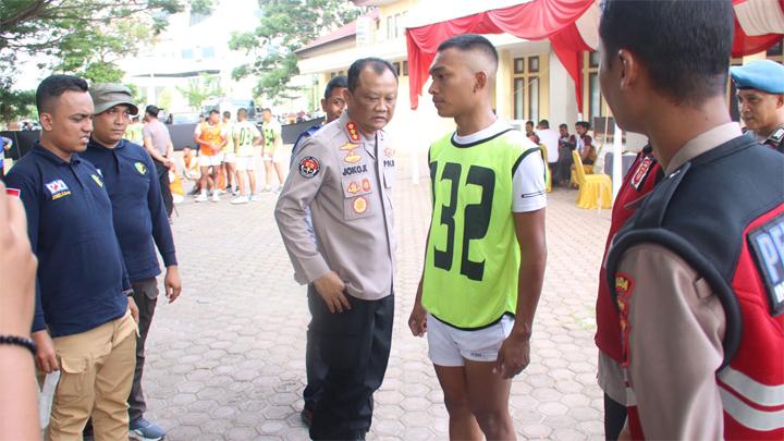1310031 720 Katim Tes Jasmani Kombes Joko Krisdiyanto yang juga Kabid Humas Polda Aceh iba akan kondisi sepatu Ayat Suci. Foto: Polda Aceh