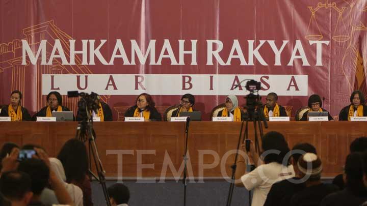 Majelis hakim Mahkamah Rakyat Luar Biasa mengadili 9 dosa rezim Jokowi di Wisma Makara, Universitas Indonesia, Depok, Jawa Barat, Selasa 25 Juni 2024. Foto: Tempo