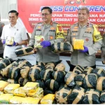 Kapolda Aceh Irjen Pol Achmad Kartiko (tengah) memperlihatkan barang bukti narkoba jenis sabu-sabu di Banda Aceh, Rabu (5/6/2024). Foto: KBA.ONE