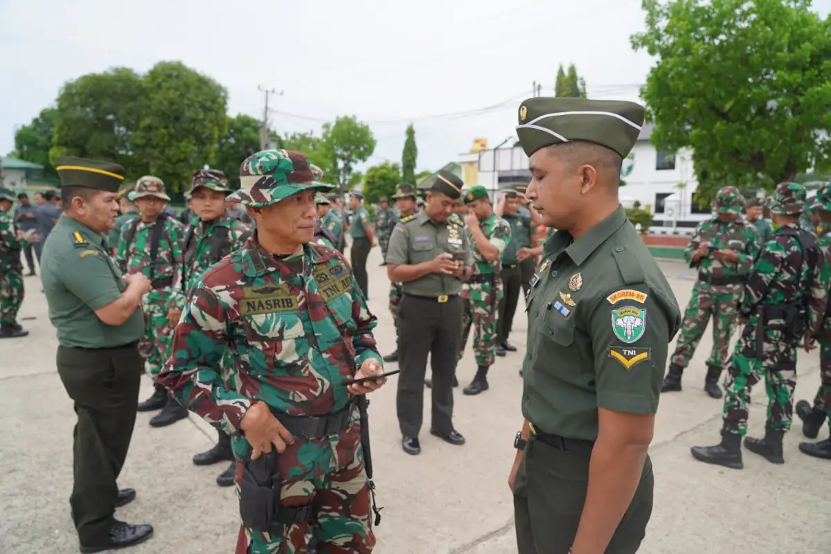 Korem 011 Lilawangsa memeriksa ponsel prajurit sebagai upaya memberantas judi online, Jumat 21 Juni 2024. Foto: Penrem 011 Lilawangsa
