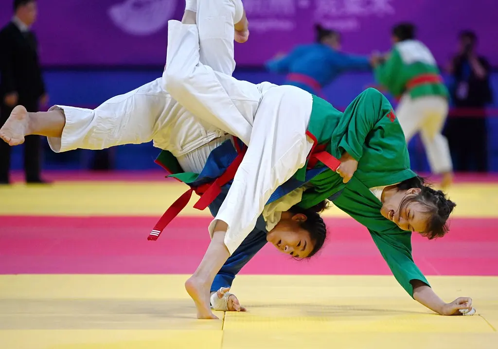 Pertarungan dua pegulat kurash. Foto: cgtn.com