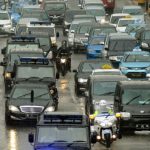 Konvoi mobil Presiden Jokowi dihadang kemacetan saat menuju Bandara Halim Perdanakusuma, di Jalan MH Thamrin, Bunderan HI, Jakarta, 5 Februari 2015. Foto: Tempo