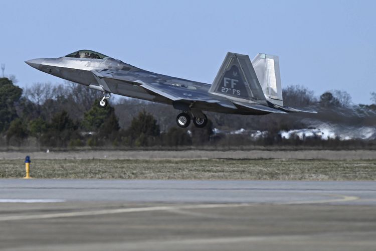 Jet tempur F-22 Raptor milik Angkatan Udara Amerika Serikat saat lepas landas di Pangkalan Bersama Langley-Eustis, Virginia. Foto: AP
