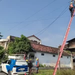 Ilustrasi petugas PLN memperbaiki jaringan listrik. Foto: Kompas.com
