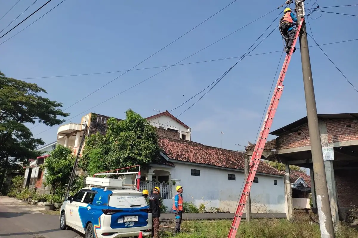 Ilustrasi petugas PLN memperbaiki jaringan listrik. Foto: Kompas.com