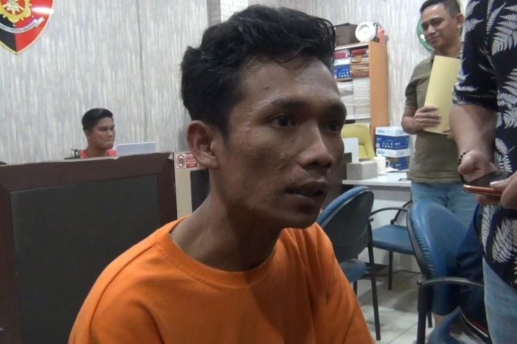 TS, pegawai pengisian dan perbaikan mesin ATM Mandiri yang diamankan atas pencurian uang ATM hingga Rp1,1 miliar. Foto: Kompas.com