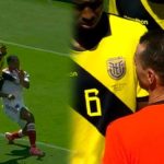 Cuplikan layar tendangan kungfu Enner Valencia dan wasit Wilmar Perez yang dkerubuti pemain Ekuador. Foto: libero.pe