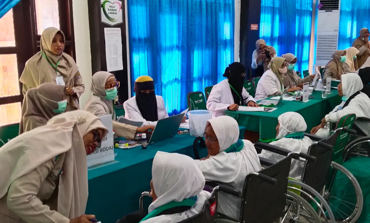 Petugas layanan kesehatan haji melayani lansia kloter 1, Selasa, 28 Mei. Foto: aceh.kemenag.go.id