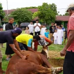 Penyembelihan sejumlah hewan kurban di Lapangan Masjid Al-Fitrah Kompleks Korem 011/Lilawangsa. Foto: Korem Lilawangsa