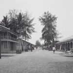 Pemandangan jalan di Lhokseumawe pada masa Hindia Belanda. Foto: Tropenmuseum/Wikipedia
