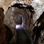 Bagian dari terowongan sepanjang 200 meter yang dibangun pejuang Hizbullah selama tiga tahun untuk memerangi pasukan Israel, di monumen peringatan Hizbullah di benteng puncak bukit Mleeta dekat Desa Jarjouaa, Lebanon selatan pada 22 Mei 2020. Foto: AFP/Getty Images