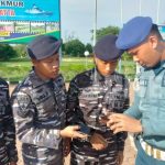 Pengecekan HP Prajurit TNI AL oleh Polisi Militer Pangkalan AL Sangatta. Foto: upnews.id
