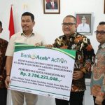 Penyerahan dividen Bank Aceh Syariah kepada Pemerintah Kota Lhokseumawe. Foto: Istimewa