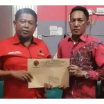 Raidin Pinim menerima surat tugas konsolidasi sebagai bakal calon Bupati Aceh Tenggara dari Dewan Pimpinan Pusat Partai Demontrasi Indonesia Perjuangan. Foto: Humas Tim 19 Raidin Pinim/Line1.News