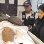 Dokter Intan Minofa didampingi PHD Jamal melihat kondisi almarhum Haji Usman Sulaiman Ibrahim. Foto: aceh.kemenag.go.id