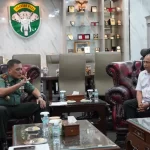Abu Razak diterima Pangdam Niko di ruang kerjanya. Foto: Istimewa