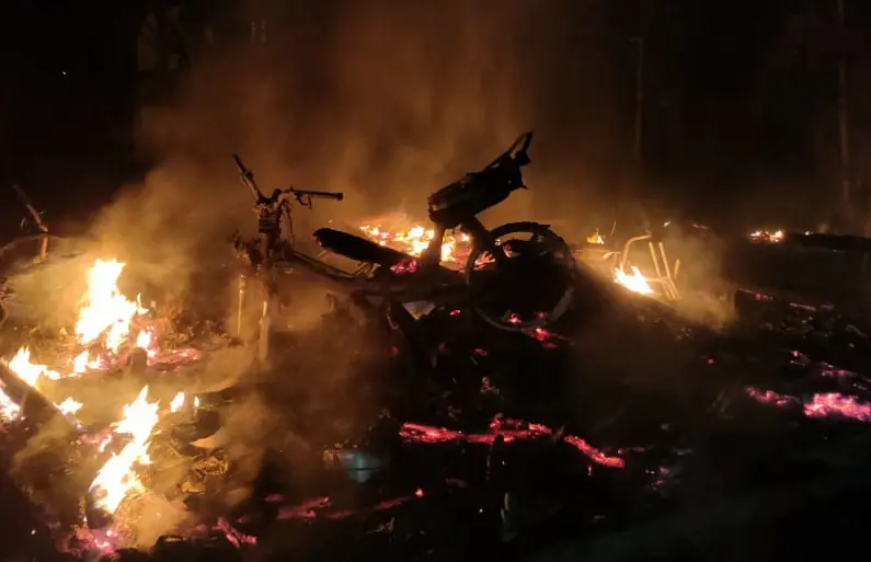 Sebuah rumah kayu terbakar di Desa Cot Trieng, Muara Satu, Lhokseumawe. Foto: Istimewa