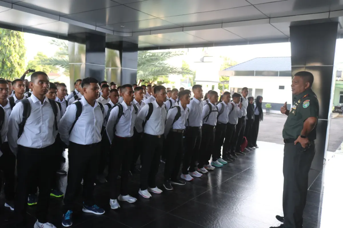 Danrem Lilawangsa Kolonel Ali Imran memberikan pengarahan kepada 98 calon siswa seleksi Bintara dan Kowad Prajurit Karier TNI AD Tahun 2024, di Markas Korem 011 Lilawangsa, Kecamatan Banda Sakti, Lhokseumawe, Foto: Ist