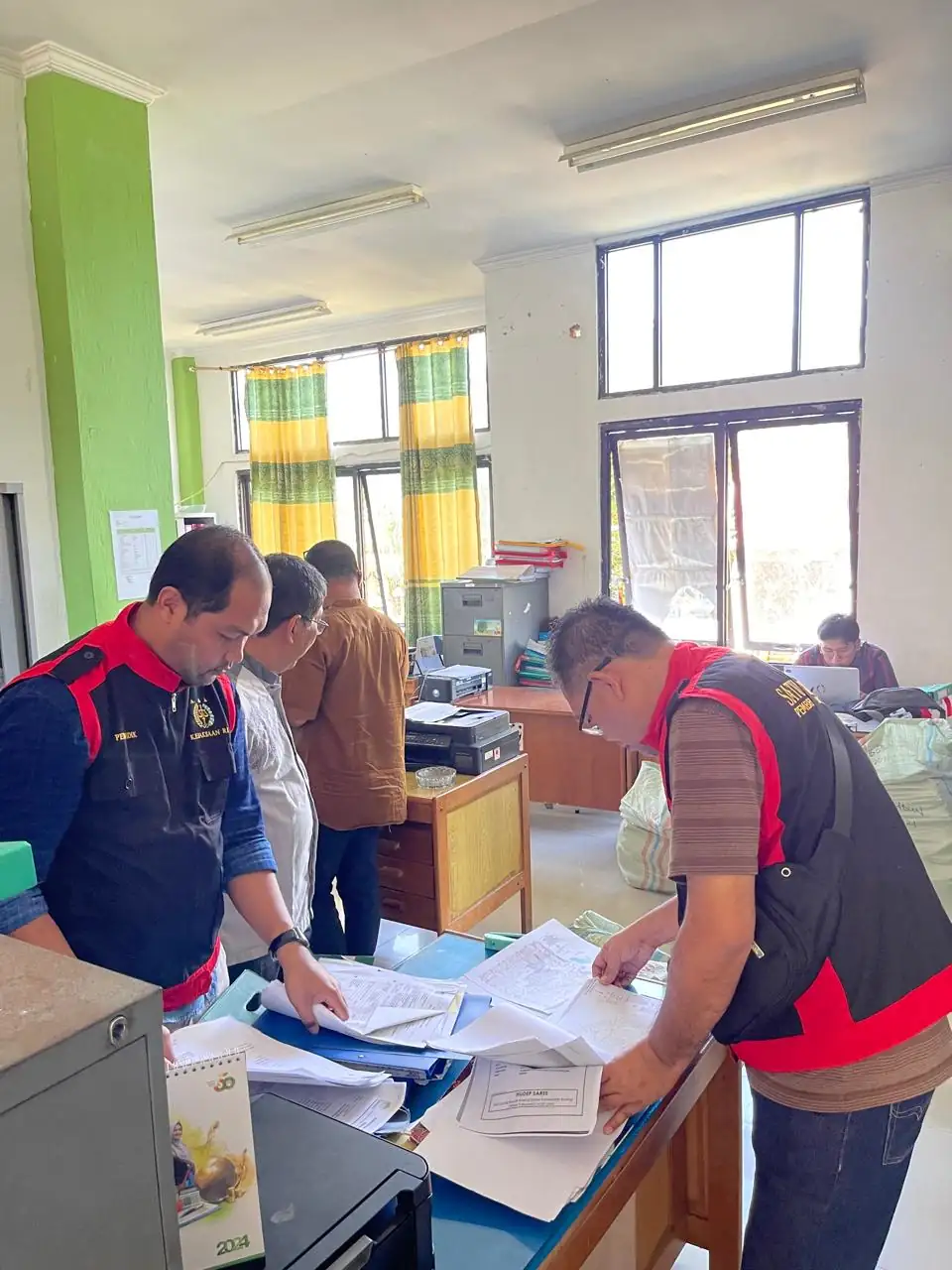 Tim Kejati Aceh menggeledah kantor Dinas Pertanian Aceh Jaya dan menyita sejumlah dokumen PSR milik KPSM. Foto: Dok Kejati Aceh