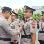 Kapolres Lhokseumawe AKBP Henki Ismanto memimpin upacara serah terima jabatan Kasat Lantas, Kasat Reskrim, dan empat Kapolsek di lingkungan Polres Lhokseumawe, Kamis, 20 Juni 2024. Foto: Dok. Humas Polres Lhokseumawe