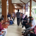 Pasien mengantri di sejumlah poliklinik di Rumah Sakit Umum Cut Meutia (RSUCM) Aceh Utara, Jumat, 21 Juni 2024. Foto: Fajar/Line1.News