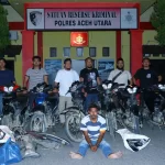 Personel Satuan Reskrim Polres Aceh Utara dan Maul beserta barang bukti 8 sepeda motor Honda Supra X 125. Foto: Humas Polres Aceh Utara