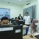 Rektor UIN Ar-Raniry, Profesor Mujiburrahman memantau pelaksanaan Seleksi Sistem Elektronik Ujian Masuk Perguruan Tinggi Keagamaan Islam Negeri 2024 di UIN Ar-Raniry Banda Aceh, Senin, 24 Juni 2024. Foto: Humas IAIN Ar-Raniry