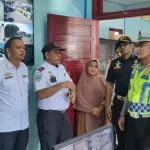 Polantas Lhokseumawe bekerja sama dengan berbagai instansi melaksanakan pengecekan urine sopir dan pra uji kendaraan di Terminal Penumpang Angkutan Umum Tipe C Kota Lhokseumawe. Senin, 24 Juni 2024. Foto: Humas Polres Lhokseumawe