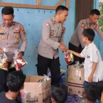 Brigadir Dua Seri Santoso, Brigadir Dua Perbal Tampung dan Brigadir Dua Jeni Adi Saputra bersama anak-anak Suku Anak Dalam Jambi. Foto: Humas Polda jambi