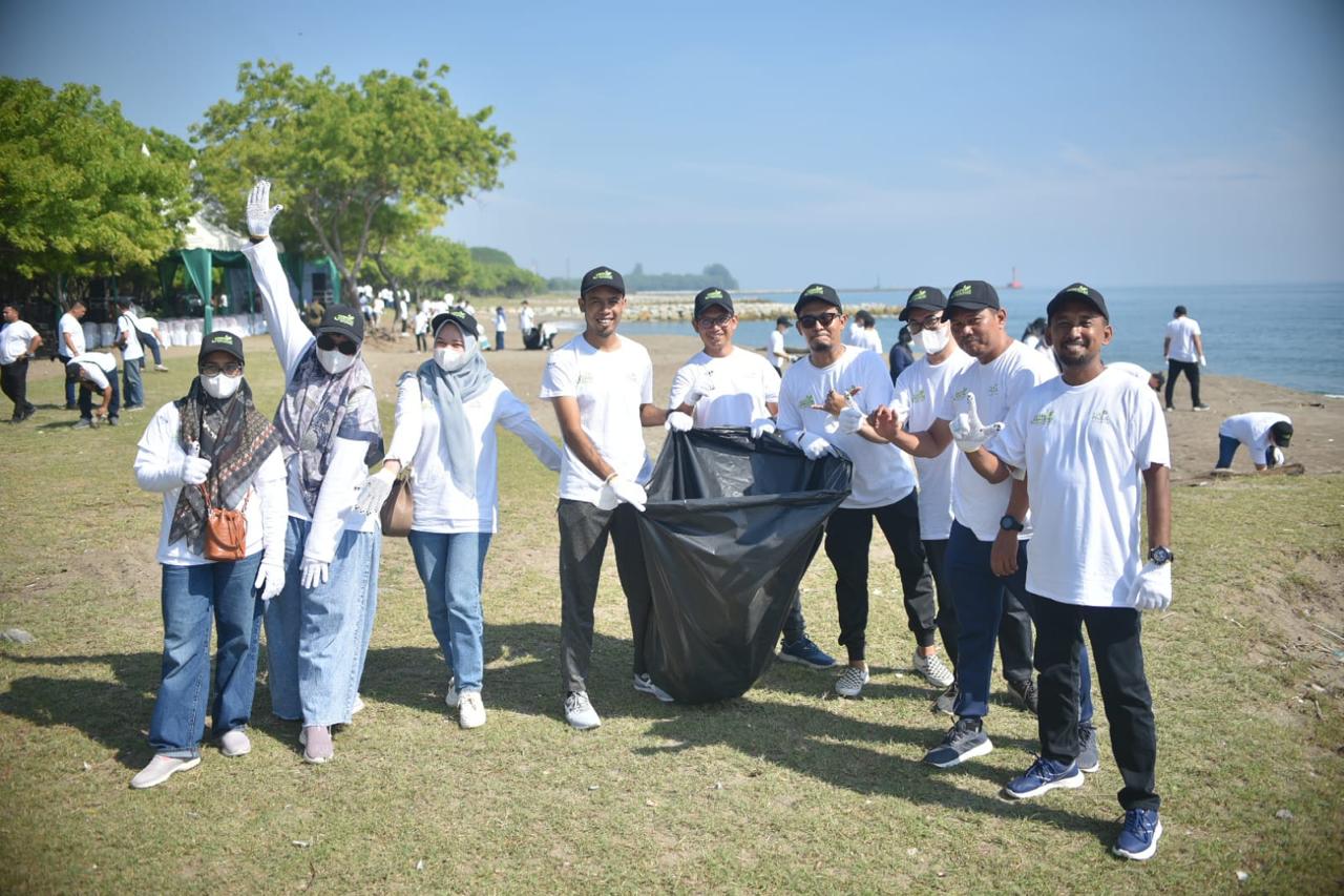 Peserta Coastal Clean Up saat membersihkan sampah di Pantai Ujong Batee