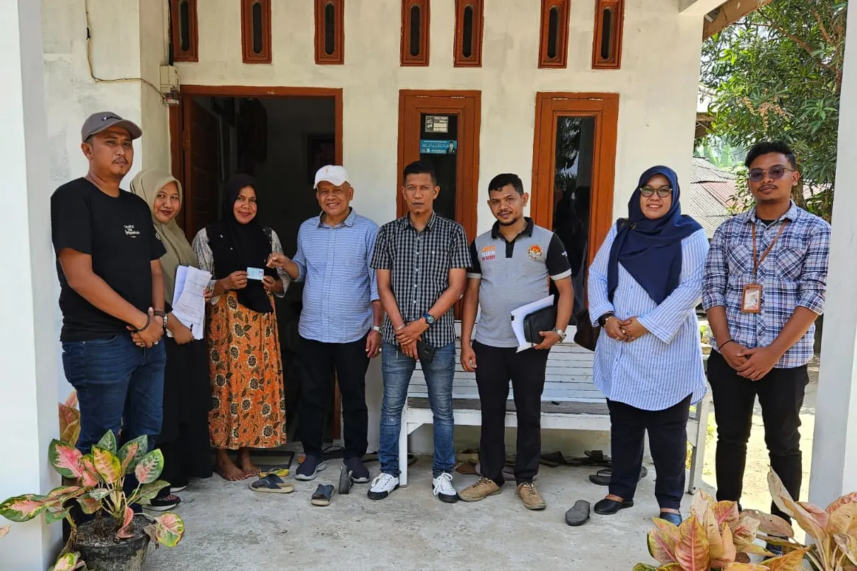 Koordinator Divisi Pencegahan, Pengawasan, Partisipasi Masyarakat dan Hubungan Masyarakat Panwaslih Aceh Muhammad AH (pakai topi putih) saat pengawasan verifikasi faktual dan pencocokan dan penelitian syarat dukungan jalur perseorangan untuk pencalonan Bupati dan Wakil Bupati Aceh Timur, di Gampong Keude Aceh, Kecamatan Idi, Rabu, 26 Juni 2024. Foto: Istimewa
