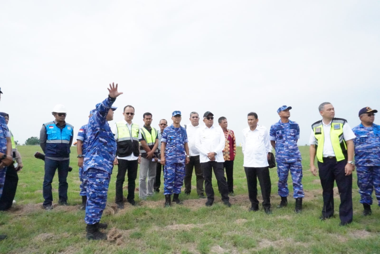 Bustami mendapatkan penjelasan tentang kondisi venue. Foto: Humas Aceh Utara Bustami mendapatkan penjelasan tentang kondisi venue. Foto: Humas Aceh Utara