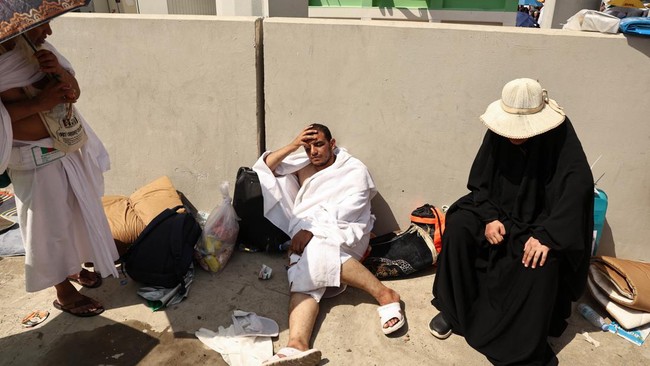 Jemaah haji kelelahan akibat cuaca panas ekstrem di Arab Saudi. Foto: AFP