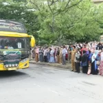 Suasana pelepasan keberangkatan para jemaah di depan Masjid Agung Islami Center Lhokseumawe, Senin, 3 Juni 2024. Foto: Istimewa