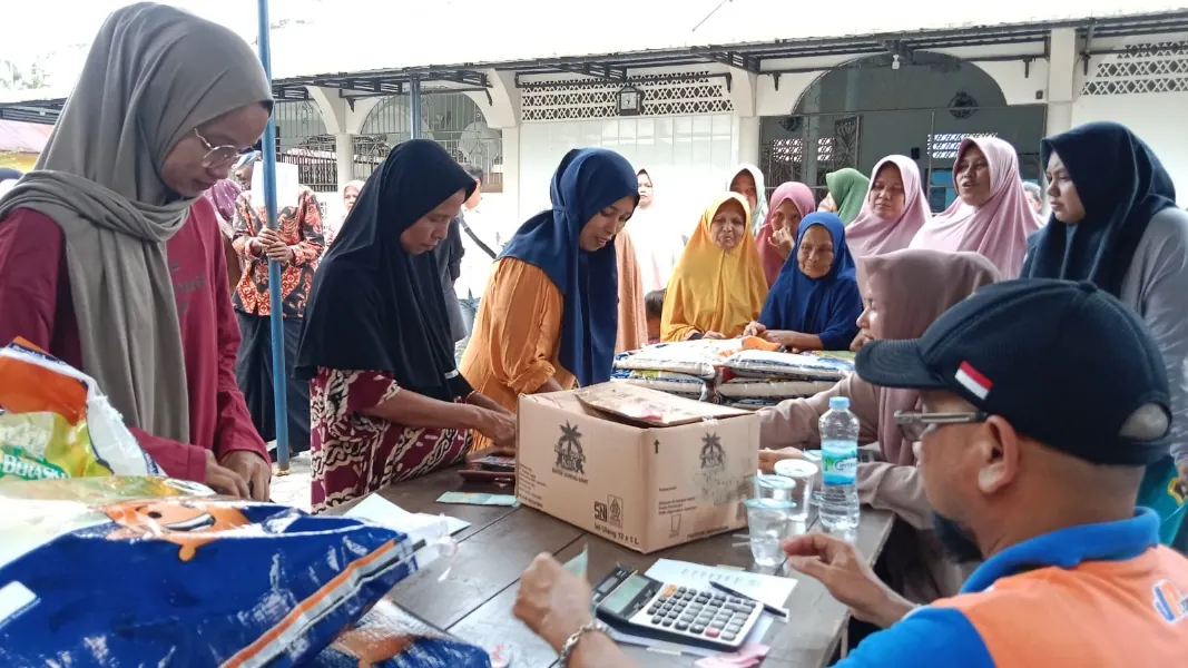 Warga berbelanja pangan murah di pekarangan Masjid Istiqamah, Sukamakmur, Aceh Besar, Senin (03/06/2024). Foto: Istimewa