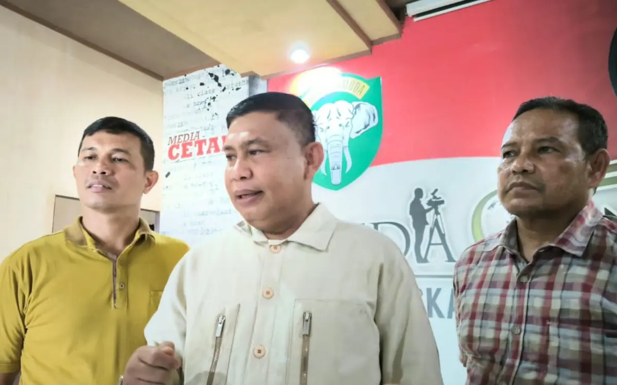 Kepala Penerangan Kodam Iskandar Muda Kolonel Infanteri Alim Bahri memberikan keterangan pers terkait pembunuhan warga sipil di Aceh Timur. Foto: Kodam IM