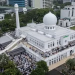 Suasana pelaksanaan salat Idul Adha di Masjid Agung Al-Azhar Jaksel. Foto: Antara/Detik