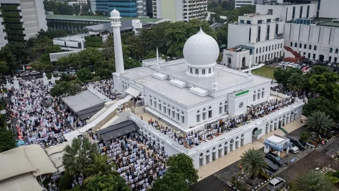 Suasana pelaksanaan salat Idul Adha di Masjid Agung Al-Azhar Jaksel. Foto: Antara/Detik